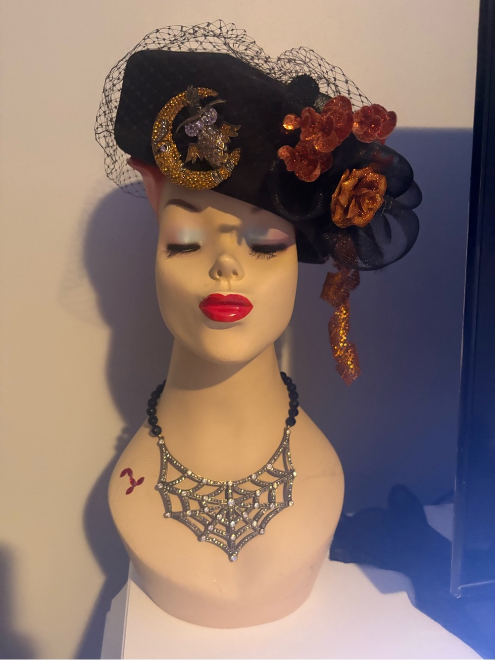 Vintage pill box 🧡🖤Heidi Daus pin ,netting floral Halloween magic BOOTIFUL🦉🌙